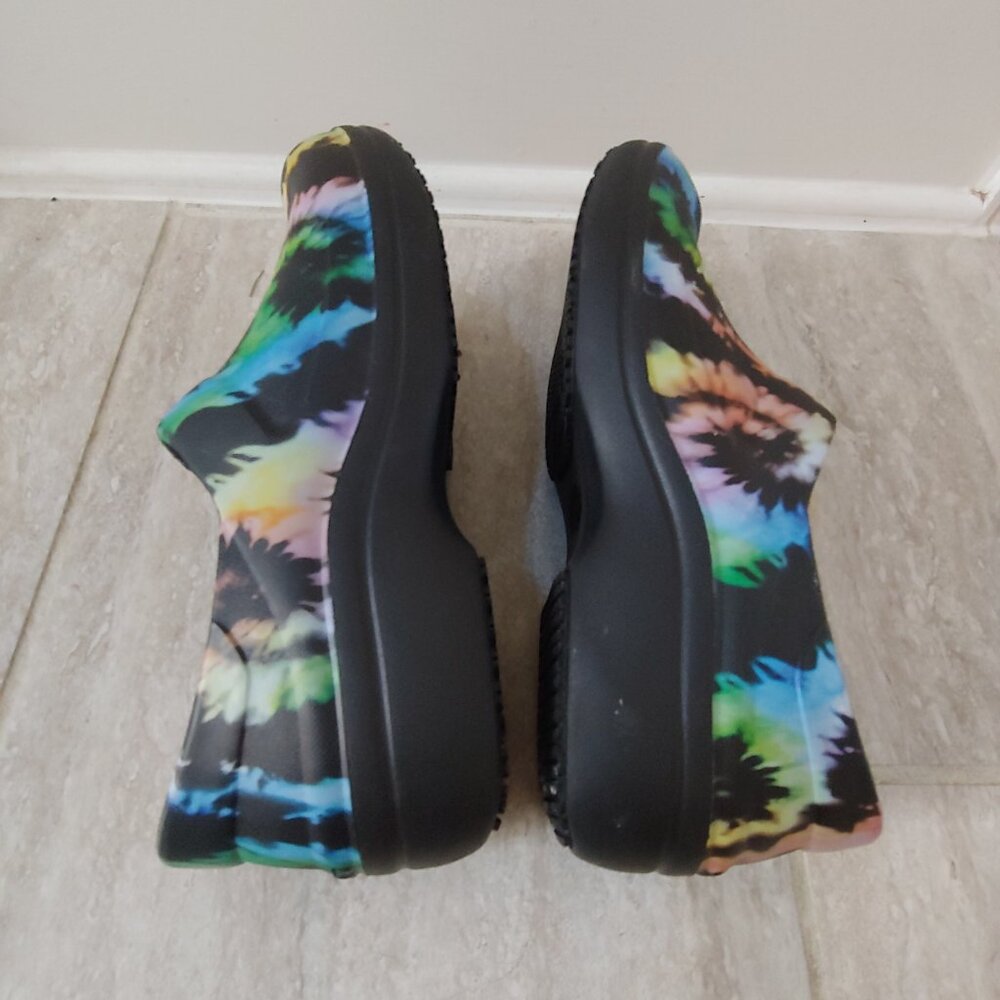 CROCS Womens Tie-Dye Black Slip-On Clogs - Picture 5 of 7